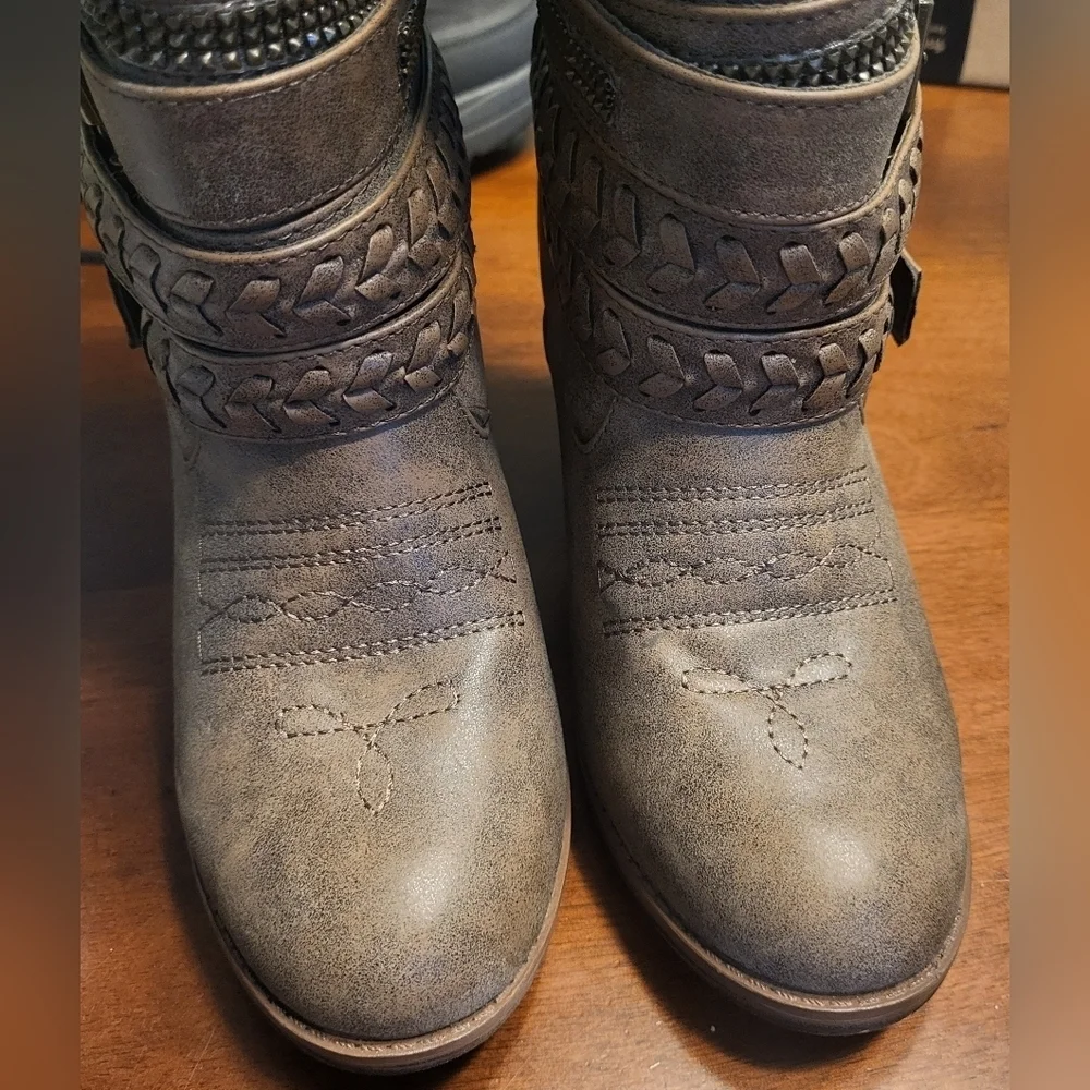 Mia Brown Cowboy Western Heeled Distressed Boots Pull On Size 8.5 *See Notes*